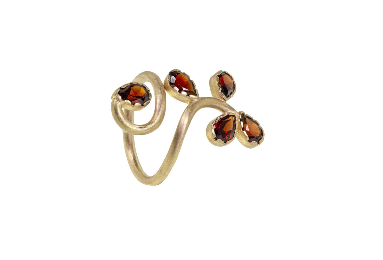 Ramage Ring Garnet 9kt Yellow Gold